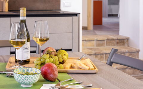Zena Apartment: Tableware, Meubilair, Tafel, Fruit, Fles, Voedsel, Serveware, Drinkware