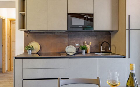 Zena Apartment: Countertop, Keuken, Meubilair, Toestel Van De Keuken, Cabinetry, Interieur Ontwerp, Flooring, Hout, Huis, Huishoudapparatuur