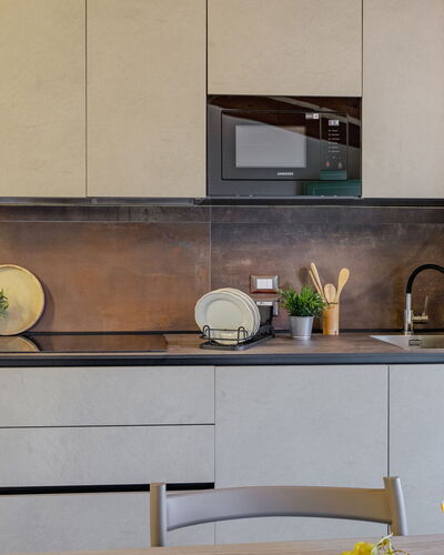 Zena Apartment: Countertop, Keuken, Meubilair, Toestel Van De Keuken, Cabinetry, Interieur Ontwerp, Flooring, Hout, Huis, Huishoudapparatuur