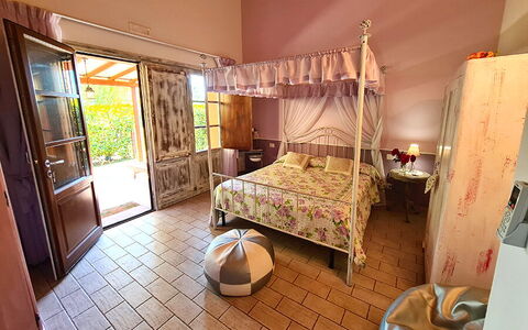 Suite Orchidea Seaside and Pool: Meubilair, Interieur Ontwerp, Tafel, Linens, Flooring, Verdieping, Stoel, Bed, Slaapkamer, Kamer