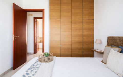 Villa Vitalis: Meubilair, Interieur Ontwerp, Flooring, Verdieping, Hout, Bed, Slaapkamer, Kamer, Plafond, Verlichting