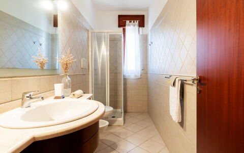 Villa Vitalis: Flooring, Interieur Ontwerp, Verdieping, Loodgieterswerkinrichting, Plafond, Verlichting, Meubilair, Badkamer, Kamer, Kraan