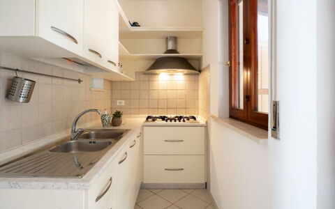 Villa Vitalis: Keuken, Toestel Van De Keuken, Countertop, Major Appliance, Gootsteen, Interieur Ontwerp, Hout, Flooring, Cabinetry, Wastafel