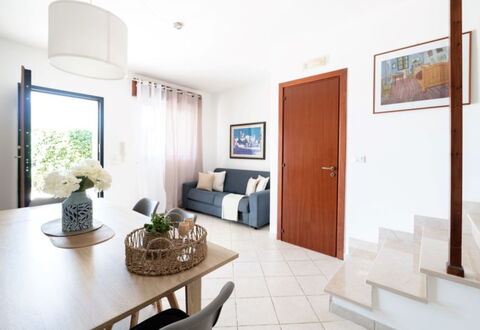 Villa Vitalis: Flooring, Interieur Ontwerp, Verdieping, Huis, Meubilair, Deur, Appartement, Kamer, Stoel, Woonkamer