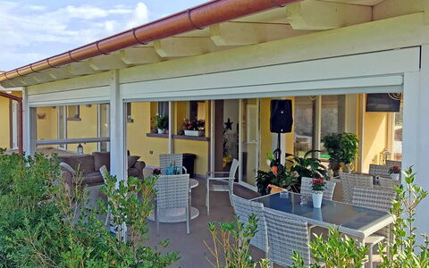 Appartamento Lavanda Seaside and Pool: Plafond, Schaduw, Veranda, Bloempot, Outdoor Structuur, Stoel, Kolom, Kamerplant, Beits, Straal