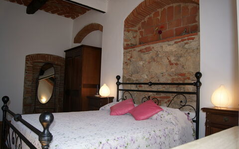 Appartamento Lavanda Seaside and Pool: Muur, Meubilair, Slaapkamer, Bed, Interieur Ontwerp, Laken, Bedding, Plafond, Bed Frame, Kamer