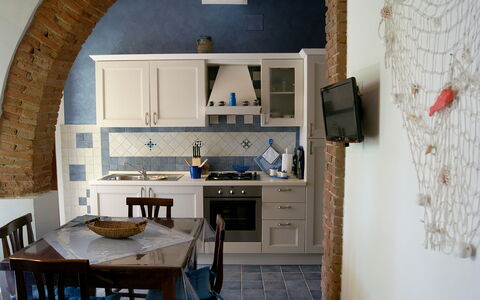 Appartamento Lavanda Seaside and Pool: Meubilair, Interieur Ontwerp, Muur, Flooring, Hout, Keuken, Verdieping, Kamer, Keuken En Eettafel, Stoel