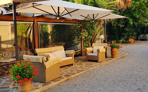 Appartamento Papavero Seaside and Pool: Meubilair, Bloempot, Buitenmeubels, Schaduw, Paraplu, Stoel, Buitentafel, Tuin, Outdoor Structuur