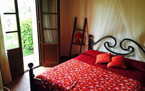 Appartamento Papavero Seaside and Pool: Bed, Slaapkamer, Meubilair, Bedding, Laken, Hout, Linens, Interieur Ontwerp, Textiel, Verdieping