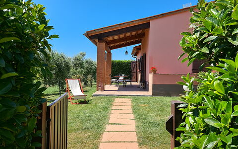 Appartamento Papavero Seaside and Pool: Tuin, Schaduw, Gazon, Backyard, Werf, Outdoor Structuur, Landscaping, Eco Hotel, Beits, Landgoed