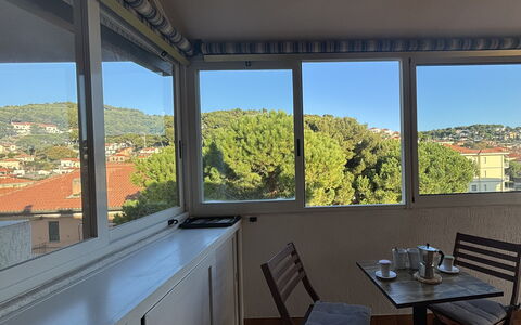 La Casa di Viviana Terrace, Close to the Beach: Meubilair, Stoel, Balkon, Glas, Schaduw, Buitenmeubels, Hardwood, Daylighting, Buitentafel, Outdoor Structuur