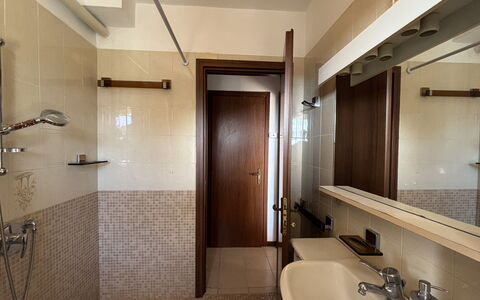 La Casa di Viviana Terrace, Close to the Beach: Wastafel In De Badkamer, Badkamer, Loodgieterswerkinrichting, Flooring, Wastafel, Interieur Ontwerp, Muur, Verdieping, Plafond, Spiegel