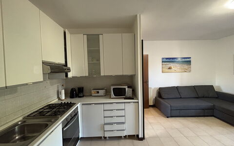 La Casa di Viviana Terrace, Close to the Beach: Meubilair, Flooring, Interieur Ontwerp, Countertop, Keuken, Verdieping, Hout, Major Appliance, Toestel Van De Keuken, Cabinetry