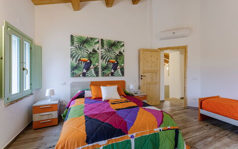 Zena Suite: Meubilair, Interieur Ontwerp, Slaapkamer, Bed, Flooring, Hout, Verdieping, Laken, Plafond, Bedding