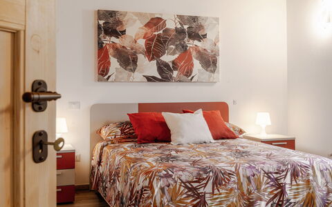 Zena Suite: Meubilair, Bed, Interieur Ontwerp, Slaapkamer, Bedding, Laken, Muur, Flooring, Kamer, Verdieping