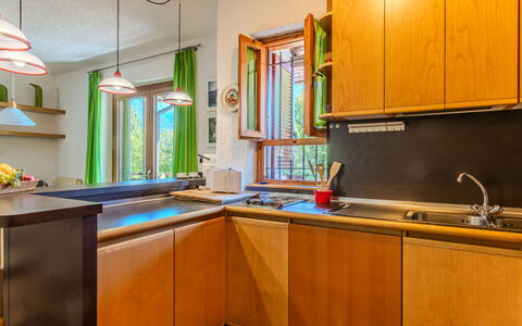Erika: Keuken, Countertop, Interieur Ontwerp, Hout, Plafond, Toestel Van De Keuken, Major Appliance, Kamer, Cabinetry, Flooring