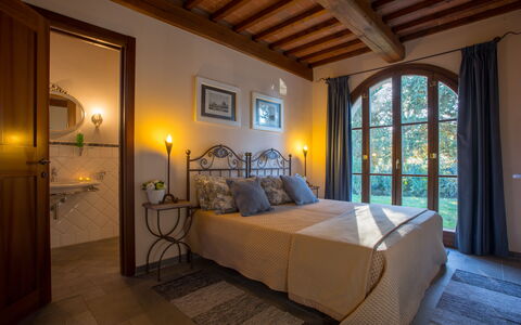 Villa Peccioli: Meubilair, Interieur Ontwerp, Muur, Slaapkamer, Hout, Plafond, Flooring, Kamer, Bed, Verdieping