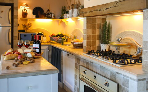 Villa Peccioli: Keuken, Toestel Van De Keuken, Countertop, Interieur Ontwerp, Meubilair, Cabinetry, Huishoudapparatuur, Flooring, Fornuis, Major Appliance