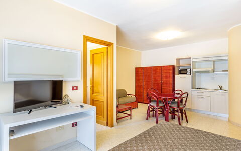 Alghero Residence, Seaside Apartments: Flooring, Interieur Ontwerp, Verdieping, Hout, Plafond, Meubilair, Kamer, Appartement, Beits, Televisie