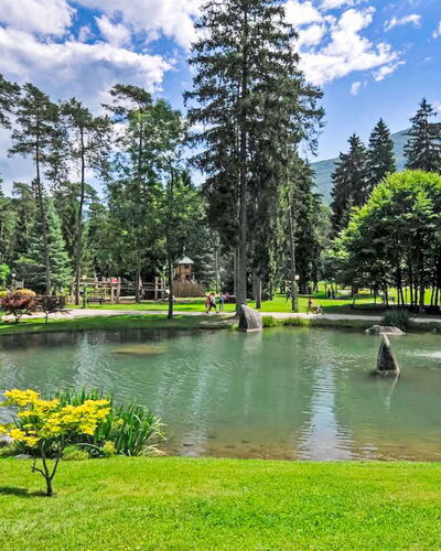Terme di Comano 301: Boom, Natuur, Tuin, Landschap, Vijver, Toeristische Attractie, Meer, Park, Reflectie, Heuvel Station
