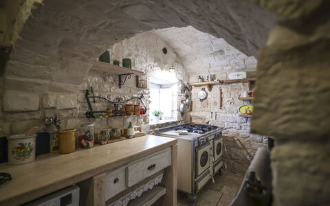 Trulli Experience, Pool, Monopoli: Muur, Interieur Ontwerp, Meubilair, Plafond, Keuken, Stenen Muur, Stoel, Natuurlijk Materiaal, Tegel, Plank