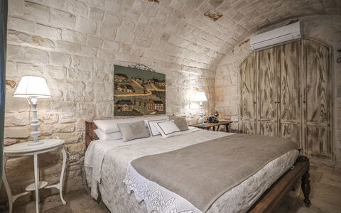 Trulli Experience, Pool, Monopoli: Meubilair, Muur, Slaapkamer, Interieur Ontwerp, Bed, Flooring, Verlichting, Verdieping, Bedding, Laken