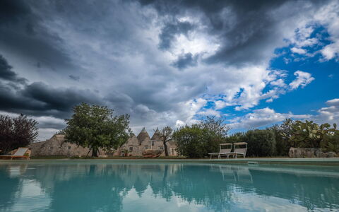 Trulli Experience, Pool, Monopoli: Blauw, Zonlicht, Zwembad, Avond, Meteorologisch Verschijnsel, Cumulus, Schemer, Schaduw