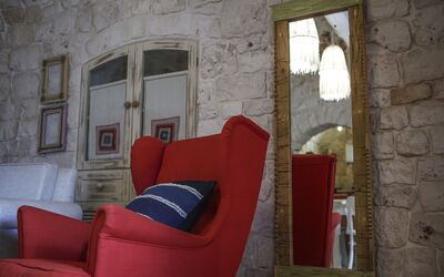 Trulletto: Meubilair, Muur, Interieur Ontwerp, Flooring, Stoel, Verdieping, Verlichting, Woonkamer, Kamer, Clubfauteuil