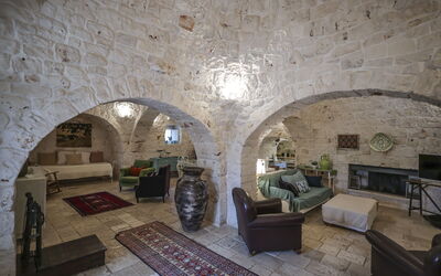 Trullo Suite: Muur, Meubilair, Flooring, Plafond, Interieur Ontwerp, Verdieping, Verlichting, Bankstel, Kamer, Woonkamer