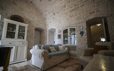 Casedda: Meubilair, Muur, Interieur Ontwerp, Flooring, Bankstel, Stoel, Plafond, Woonkamer, Tafel, Kamer