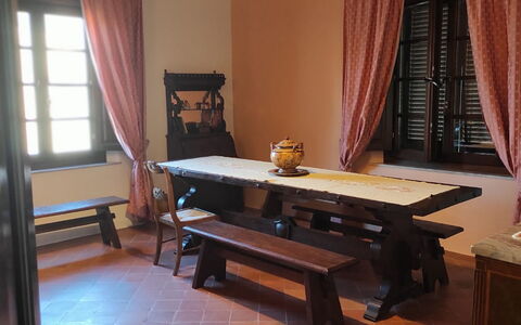 Villa Luce San Miniato: Meubilair, Flooring, Hout, Tafel, Verdieping, Interieur Ontwerp, Keuken En Eettafel, Stoel, Beits, Deur