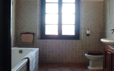 Villa Luce San Miniato: Flooring, Muur, Verdieping, Interieur Ontwerp, Loodgieterswerkinrichting, Badkamer, Tegel, Verlichting, Loodgieter, Deur