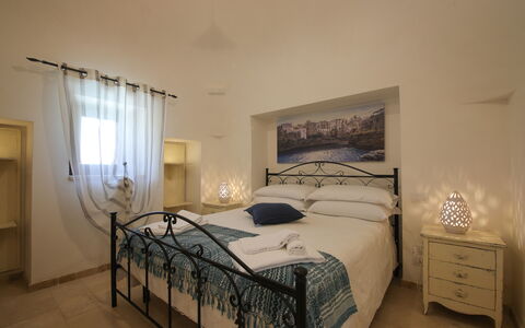 Trulli Retreat, Pool, Locorotondo: Meubilair, Verdieping, Flooring, Interieur Ontwerp, Plafond, Kamer, Slaapkamer, Bed, Appartement, Stoel