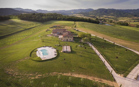 Le Tre Virtù Luxury Relais, Private Pool, Mugello: Plain, Landgoed, Boerderij, Luchtfotografie, Vogelperspectief, Zwembad, Villa