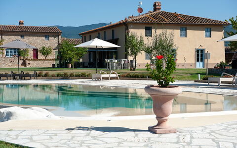 Le Tre Virtù Luxury Relais, Private Pool, Mugello: Zwembad, Buitenmeubels, Paraplu, Landgoed, Toevlucht, Hacienda, Stoel, Schaduw, Villa, Binnenplaats