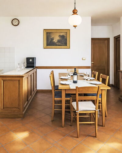 Casa Laura: Interieur Ontwerp, Meubilair, Flooring, Hout, Cabinetry, Plafond, Verdieping, Countertop, Kamer, Keuken