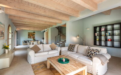 Chalet Superior Azzurro: Meubilair, Interieur Ontwerp, Flooring, Bankstel, Verdieping, Hout, Plafond, Kamer, Tafel, Woonkamer