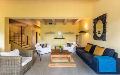 Villa Limone: Meubilair, Interieur Ontwerp, Flooring, Verdieping, Bankstel, Muur, Kamer, Hout, Plafond, Woonkamer