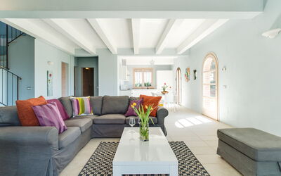 Villa Cielo: Meubilair, Interieur Ontwerp, Flooring, Bankstel, Verdieping, Muur, Hout, Plafond, Woonkamer, Kamer