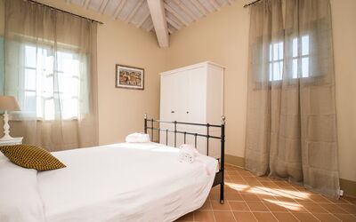 Appartamento Cipresso: Bed, Interieur Ontwerp, Meubilair, Slaapkamer, Verdieping, Flooring, Plafond, Bed Frame, Bedding, Kamer