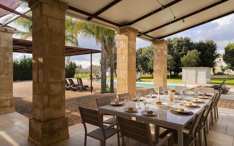 Apulia Retreat: Meubilair, Buitenmeubels, Schaduw, Stoel, Outdoor Structuur, Patio, Landscaping, Toevlucht, Tuin, Buitentafel