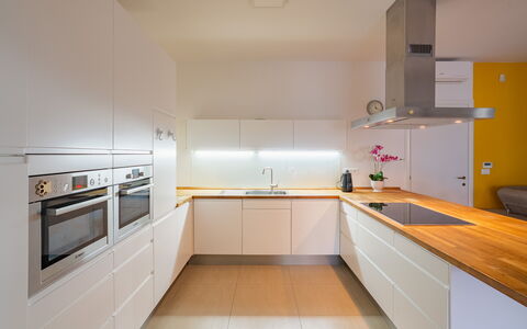 Apulia Retreat: Keuken, Countertop, Toestel Van De Keuken, Interieur Ontwerp, Flooring, Hout, Cabinetry, Plafond, Major Appliance, Verdieping