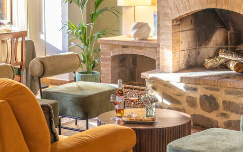 Podere Peteglia: Meubilair, Interieur Ontwerp, Flooring, Muur, Verdieping, Hout, Woonkamer, Bankstel, Kamer, Stoel