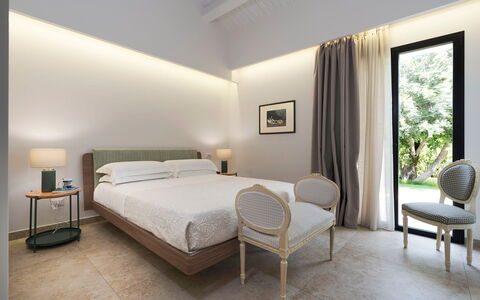 Villa Netina: Interieur Ontwerp, Bed, Slaapkamer, Meubilair, Flooring, Verdieping, Plafond, Bedding, Laken, Verlichting