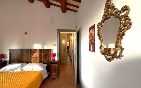 La Casa nel Bosco: Bed, Meubilair, Interieur Ontwerp, Slaapkamer, Muur, Laken, Bedding, Hout, Plafond, Flooring