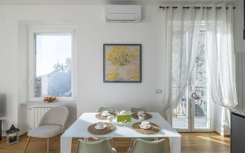 La Casa di Martina, Amazing Seaview: Meubilair, Interieur Ontwerp, Flooring, Tafel, Eetkamer, Stoel, Verdieping, Hout, Keuken En Eettafel, Kamer