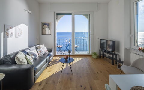 La Casa di Martina, Amazing Seaview: Zee, Verdieping, Flooring, Oceaan, Houten Vloer, Balkon, Kust, Hardwood, Beits, Stoel
