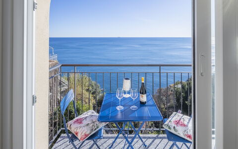 La Casa di Martina, Amazing Seaview: Blauw, Zee, Meubilair, Kust En Oceanic Landvormen, Balkon, Kust, Oceaan, Buitenmeubels, Stoel, Strand