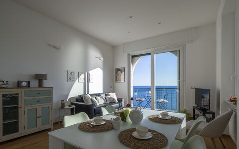La Casa di Martina, Amazing Seaview: Meubilair, Verdieping, Flooring, Zee, Interieur Ontwerp, Appartement, Stoel, Oceaan, Kamer, Kust