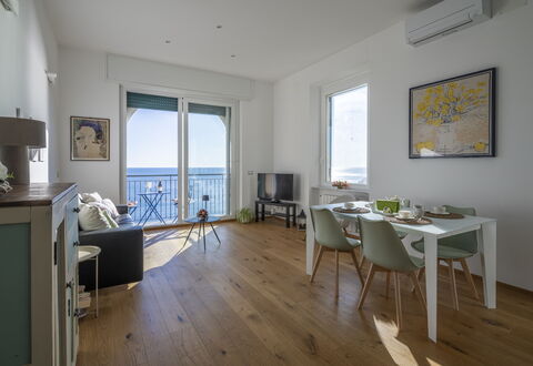 La Casa di Martina, Orizzonte Mare: Meubilair, Flooring, Verdieping, Hout, Interieur Ontwerp, Tafel, Stoel, Keuken En Eettafel, Zee, Houten Vloer